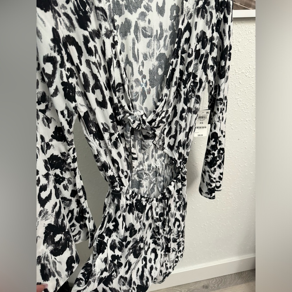 Women's Spot Garden Knot-Front Long-Sleeve Romper NWT - Picture 3 of 10